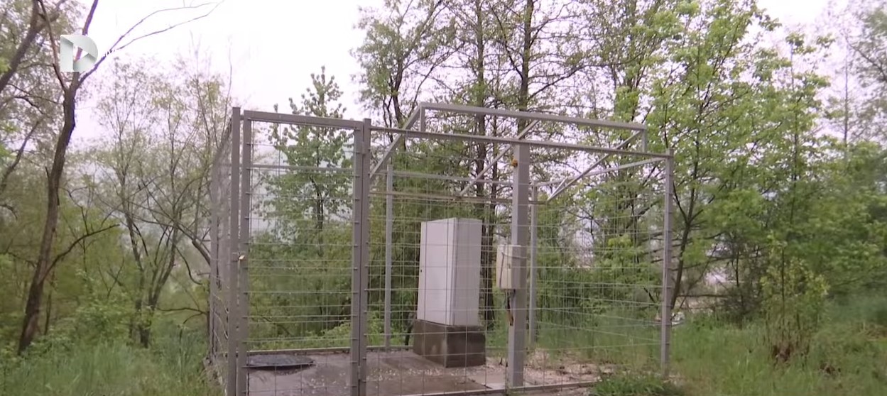 Vidhen dy panele solare dhe dy bateri në pronën e  Iber Lepencit  në Zubin Potok
