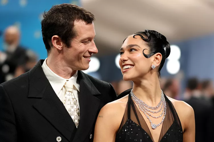 Callum Turner vendos kufij në aktrim  Puthjet e mia janë vetëm për Dua Lipën