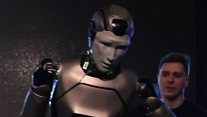 VIDEO Roboti rus rrëzohet në skenë gjatë debutimit 