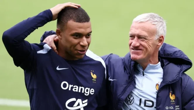 Franca  Mbappe dhe Deschamps  Në fushë për të kujtuar viktimat e Bataclan