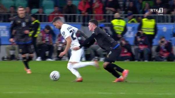 Sllovenia mbetet me 10 lojtarë në fushë  lajm i mrekullueshëm për Kosovën