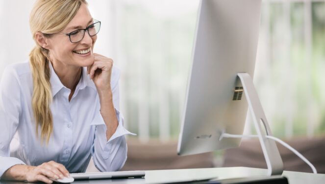 a-ia-vlen-vertete-te-blihen-syzet-me-xham-blu-qe-ju-mbrojne-nga-ekrani-i-telefonit-kompjuterit-tuaj