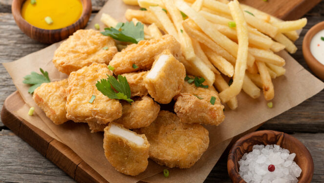 pijet-e-gazuara-patatet-e-skuqura-dhe-kofshat-e-pules-ushqimet-qe-sherbejne-si-vrases-te-heshtur-te-stomakut-tuaj