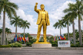 KURIOZITETE-Statuja-prej-ari-e-Donald-Trump-1