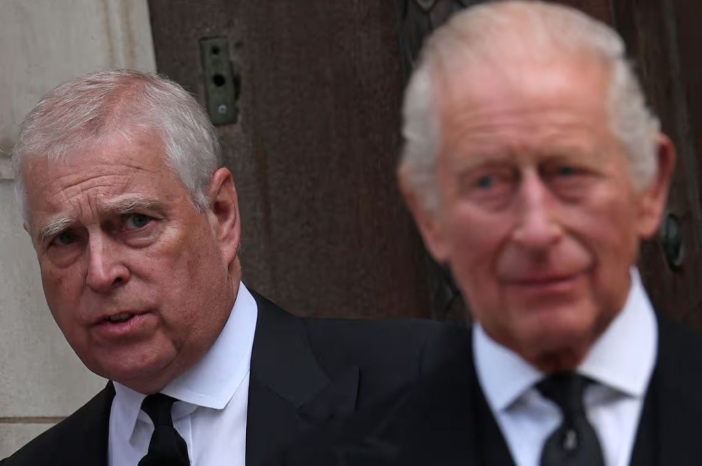 Akuzat për shpërndarje të informacioneve sekrete tek Epstein, Mbreti Charles përzë vëllain e tij ish-princin Andrew nga rezidenca