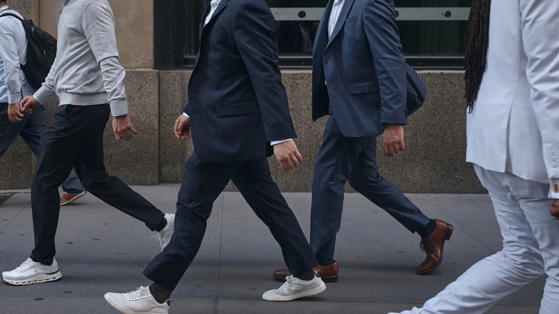 atletet-dominojne-moden-globalisht-kostumet-formale-po-humbin-terren