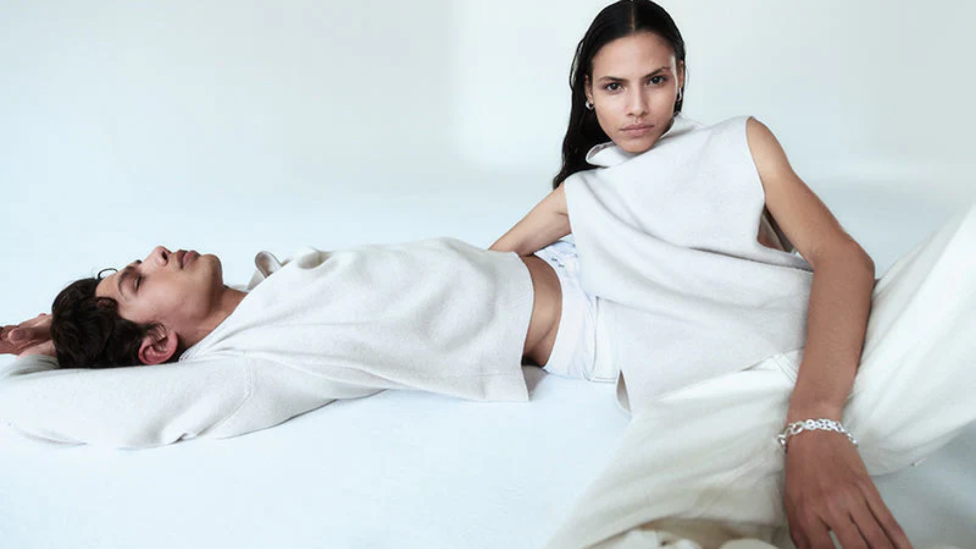 arsyet-pse-moda-e-vitit-2026-po-kthehet-te-stili-minimalist-me-pak-eshte-me-shume-dominon-industrine