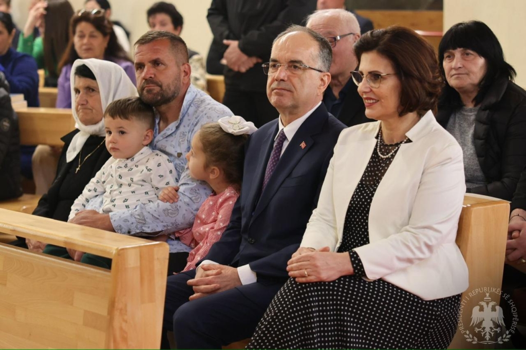 Presidenti Begaj ndjek “Urbi Et Orbi” dhe uron Pashkën nga Shëngjini: Reflektim dhe besim për të ardhmen