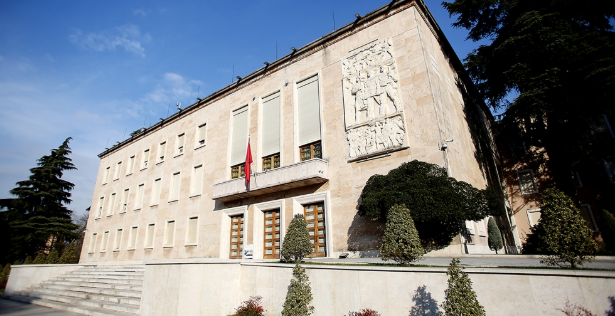 EMRAT/ Lirohet nga detyra zv.ministri i Mbrojtjes, ja kush emërohet