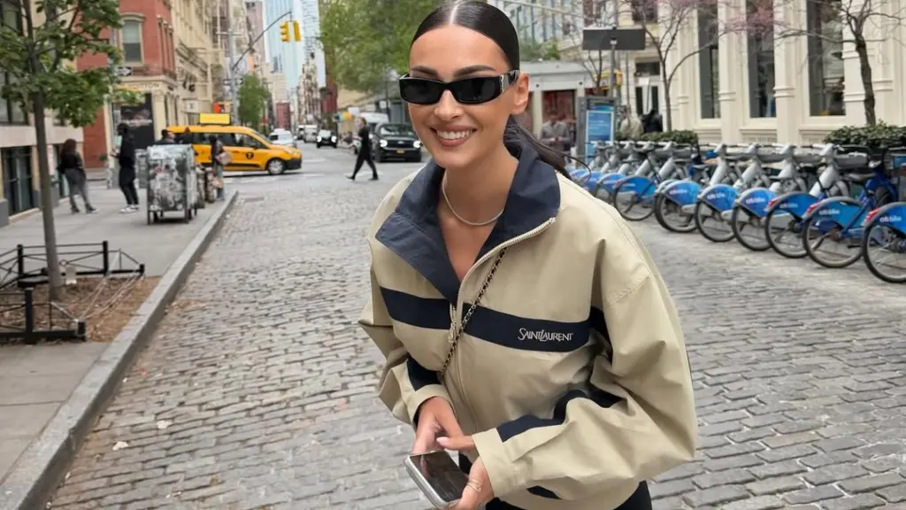 Adrola publikon foto pranë Capital T