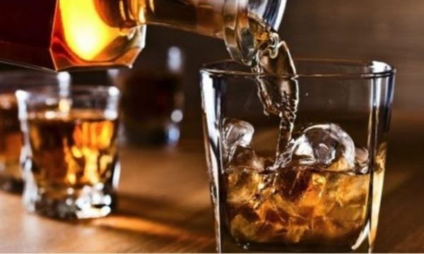 mishi-i-kuq-dhe-alkooli-ne-listen-e-ushqimeve-qe-rrisin-rrezikun-e-kancerit