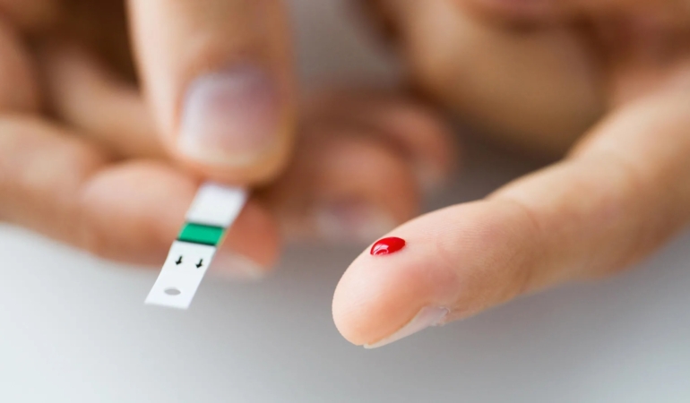 diabetes-test-blood-drop-finger_hd.jpg