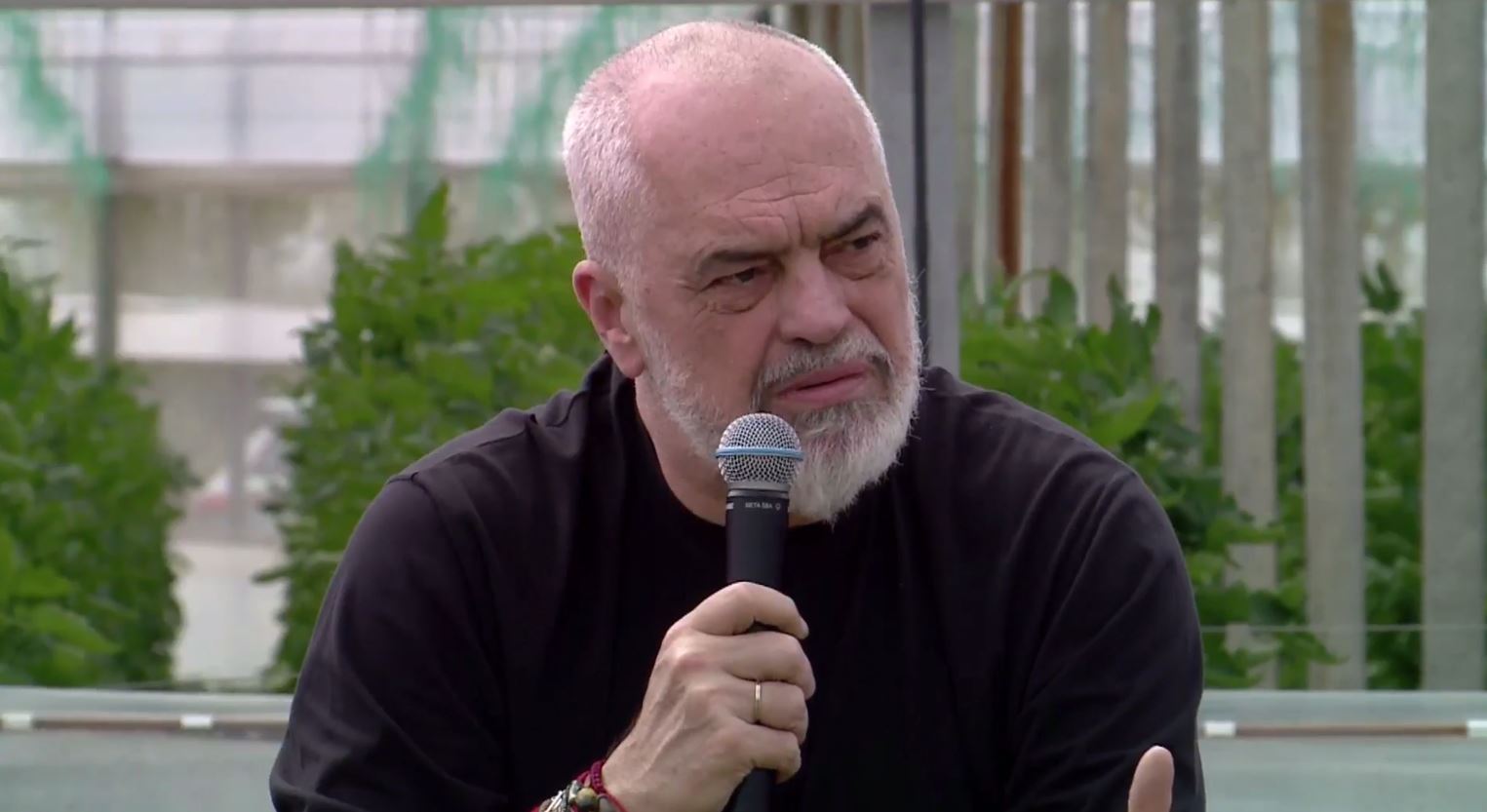 Heqja e naftës pa taksa  Rama takim me fermerët në Lushnjë  Kompensojmë me 10  faturat për çdo shitje  skemë që nuk e ka as BE