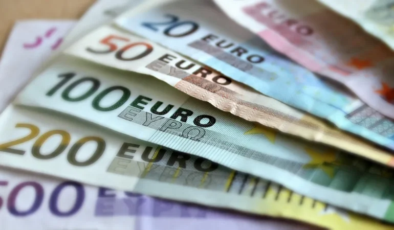 euro-para-analiza-ekonomike-rroga-valuta-financa-ekonomi-monedha-varferi-pasuri-2-1200x684-1