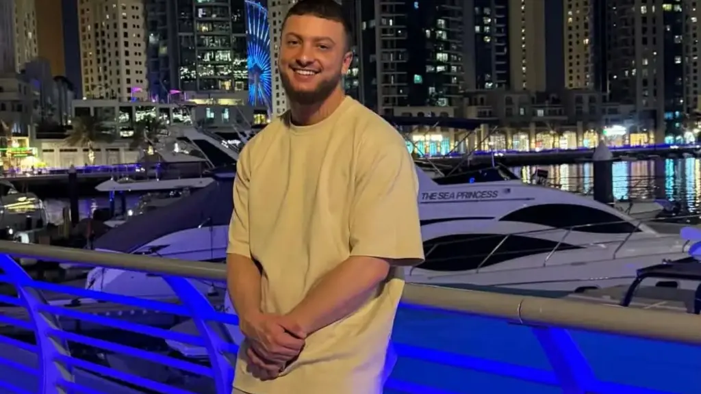 Fero shfaqet i lumtur në Dubai  pozon pranë jahteve luksoze