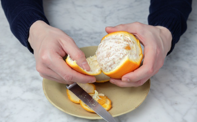 a-duhet-ta-hani-shtresen-e-bardhe-te-nje-portokalli