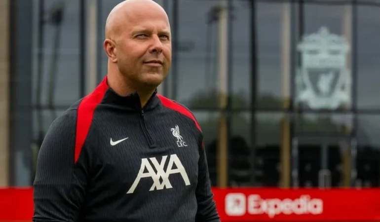 Liverpool-manager-Arne-Slot-e1733138016878.webp