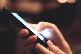 Para-se-tua-lini-telefonin-ne-duar-femijeve-lexojeni-kete-Insajderi.org_-696x398-1