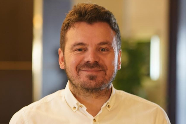 Arsim Kabashi feston 41-vjetorin, mes mirënjohjes dhe reflektimit për rrugëtimin e tij