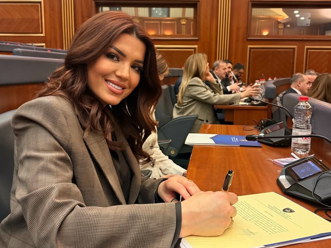 Edona Llalloshi reagon e revoltuar  E habitshme se si elita u shndërrua në tufë dembelësh me diploma e doktorata