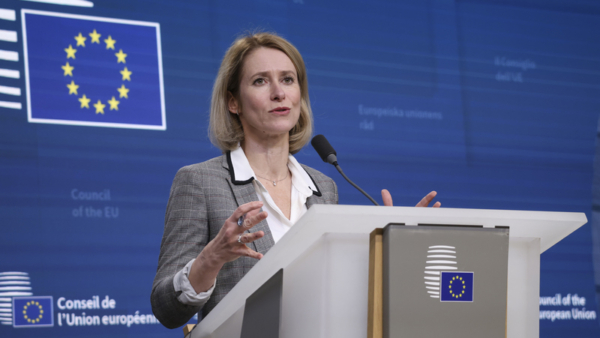 BE skeptike ndaj propozimit të Putinit për Schroederin si ndërmjetës për Ukrainën