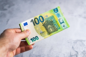 hand-holding-giving-one-hundred-100-euro-banknotes-money-man-hands-gray-background_538655-1189-1.jpg