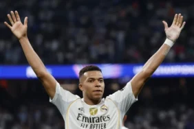 kylian-mbappe-abre-los-brazos-al-celebrar-un-gol-en-el-real-madrid-olympique-de-marsella-de-champion.webp