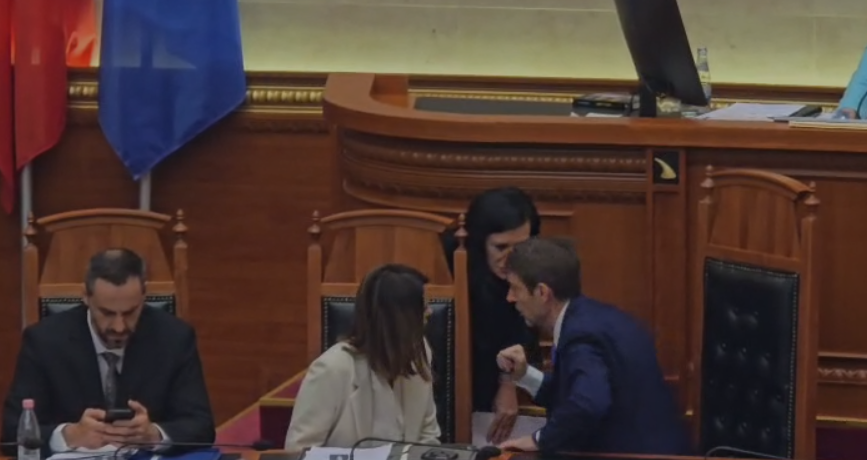 Ministri Hoxha  i zë  vendin Ramës  asistentja e Kuvendit e ngre nga karrigia