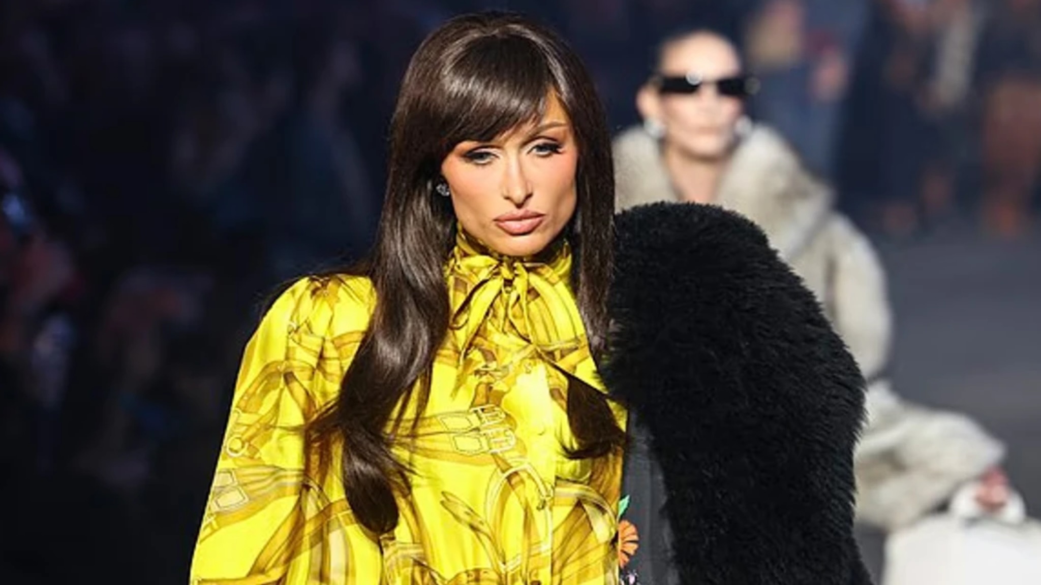 Fansat nuk e njohën fare  Paris Hilton habit me transformimin drastik në eventin luksoz të Gucci t 