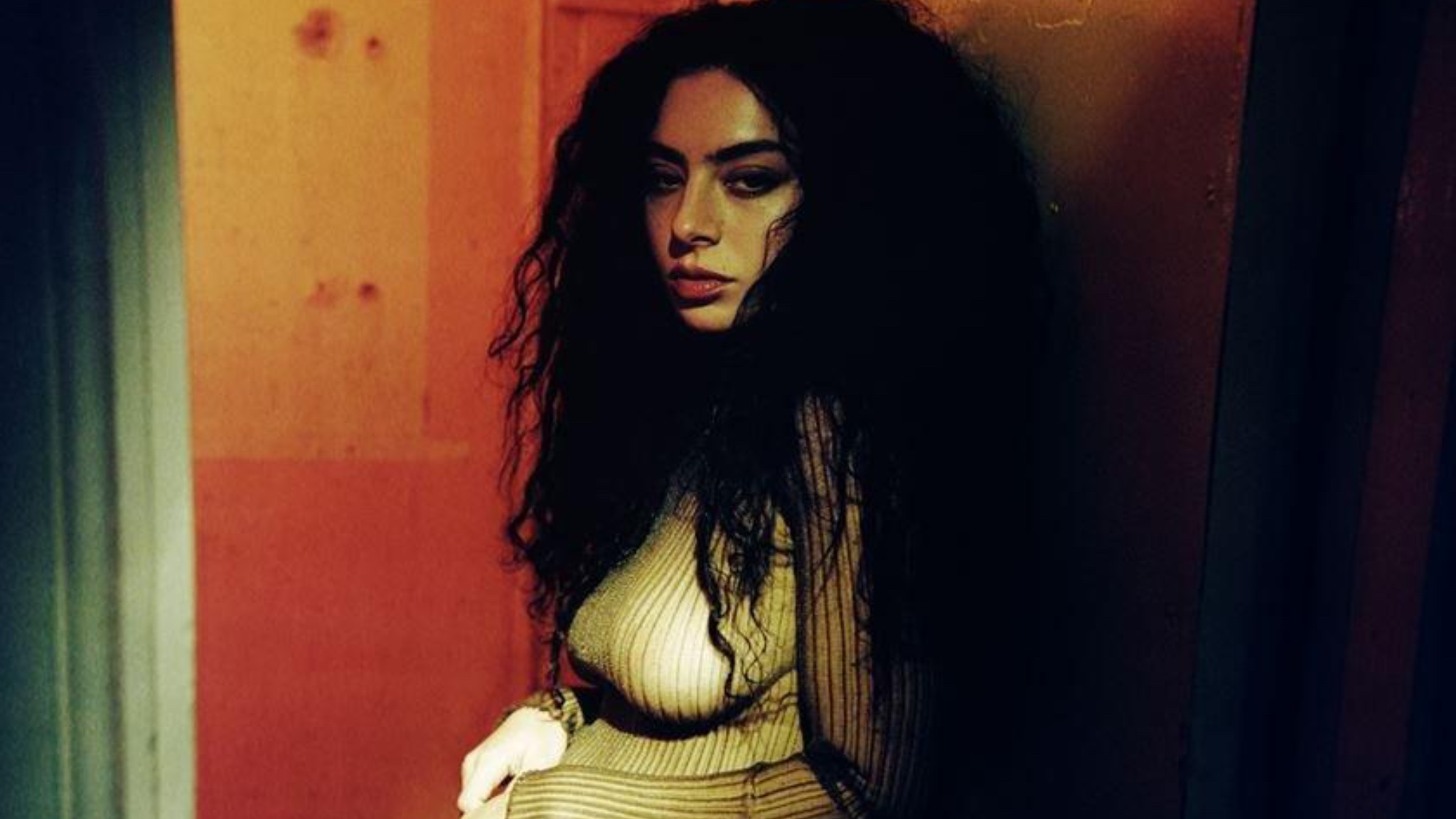 Guxim apo pakujdesi  Charli XCX rrëfen se fle me make up 