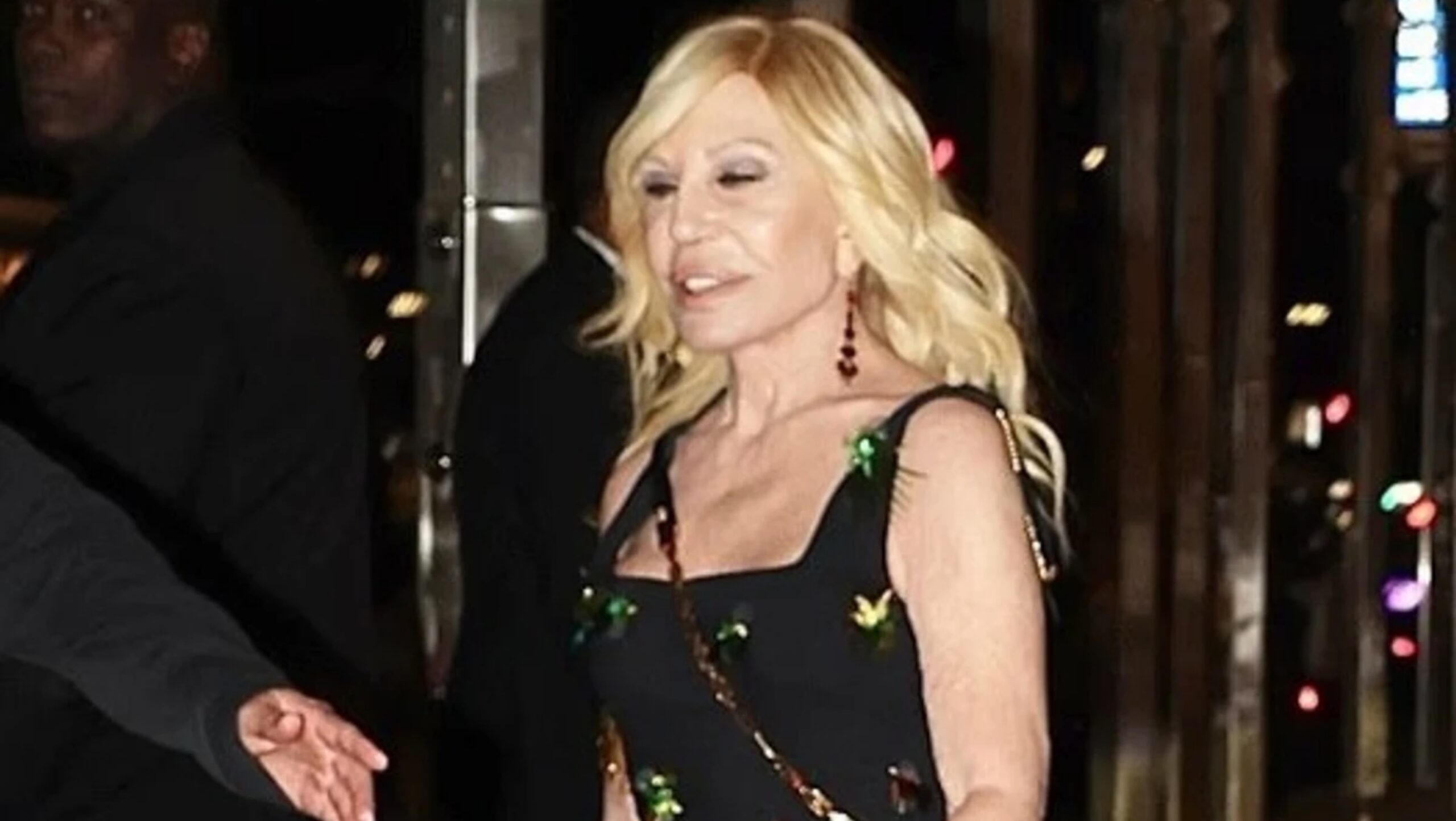 donatella-versace-sfidon-moshen-para-met-gala-pamja-e-saj-po-cmend-rrjetin