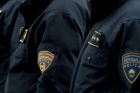 policajci-stojat-nas