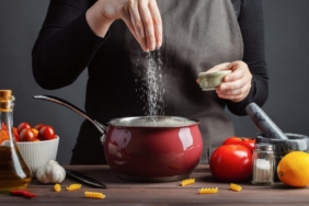 sale-cucina-cucinare-donna-pentola-pasta-pomodoro-AdobeStock_240308541-scaled-1