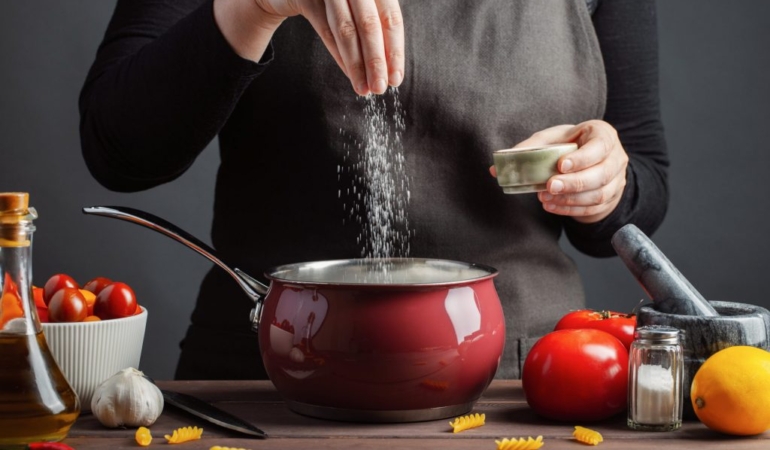 sale-cucina-cucinare-donna-pentola-pasta-pomodoro-AdobeStock_240308541-scaled-1