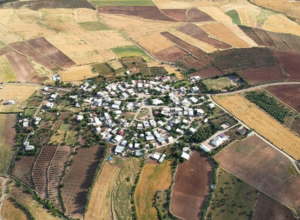 17-30-KURIOZITETE-Fshati-i-ndertuar-ne-forme-rrethi-ne-Turqi-terheq-vizitoret.jpg