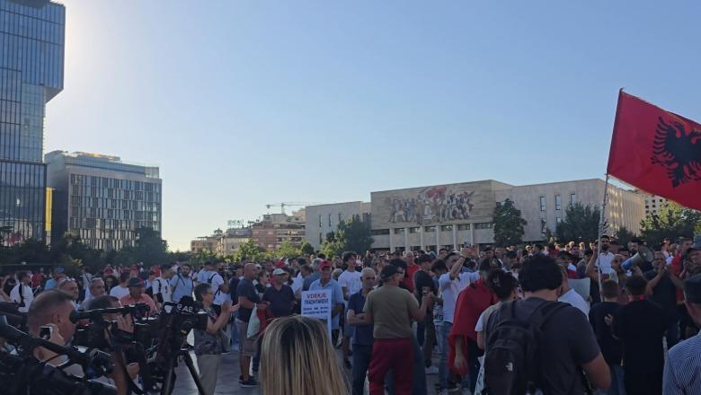 ps-feston-35-vjetorin-qytetaret-mblidhen-tek-sheshi-skenderbej-per-te-protestuar