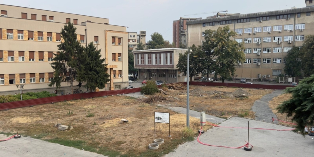 Garazhi fantazmë pranë Kuvendit i kushton shtetit 700 mijë euro