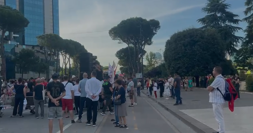 Protesta e 15 të në kryeqytet  nis grumbullimi i qytetarëve
