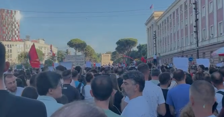 Dita e 17 të e protestës  nis grumbulimi i qytetarëve