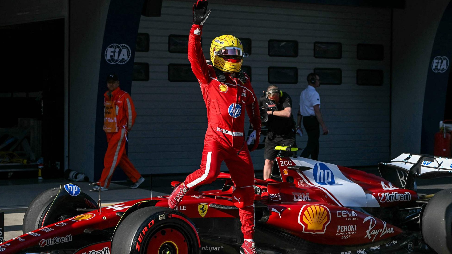 Formula 1  Hamilton arrin fitoren e parë me Ferrari  Antonelli  digjet  në fund 