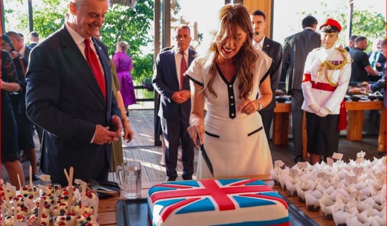 Ambasada britanike në Kosovë organizon festën për ditëlindjen zyrtare të Mbretit Charles III