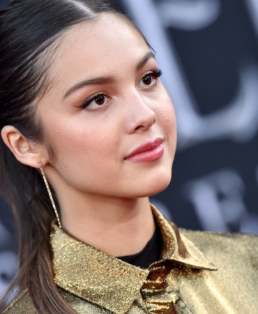 olivia-rodrigo-in-gold_hd.jpg