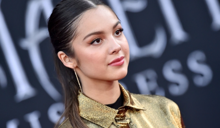 olivia-rodrigo-in-gold_hd.jpg