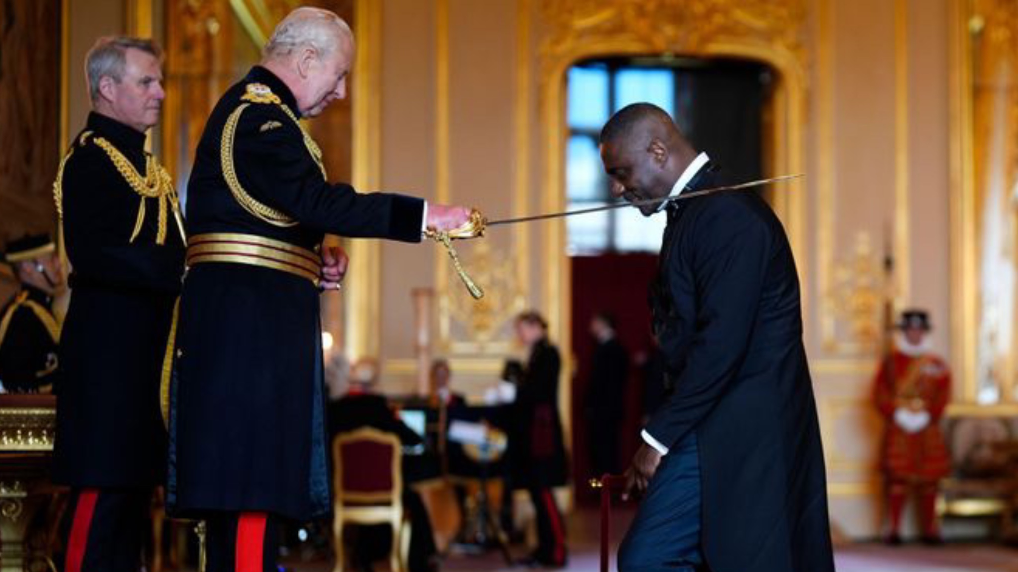 Idris Elba nderohet nga Mbreti Charles  merr titullin Kalorës në ceremoninë mbretërore 