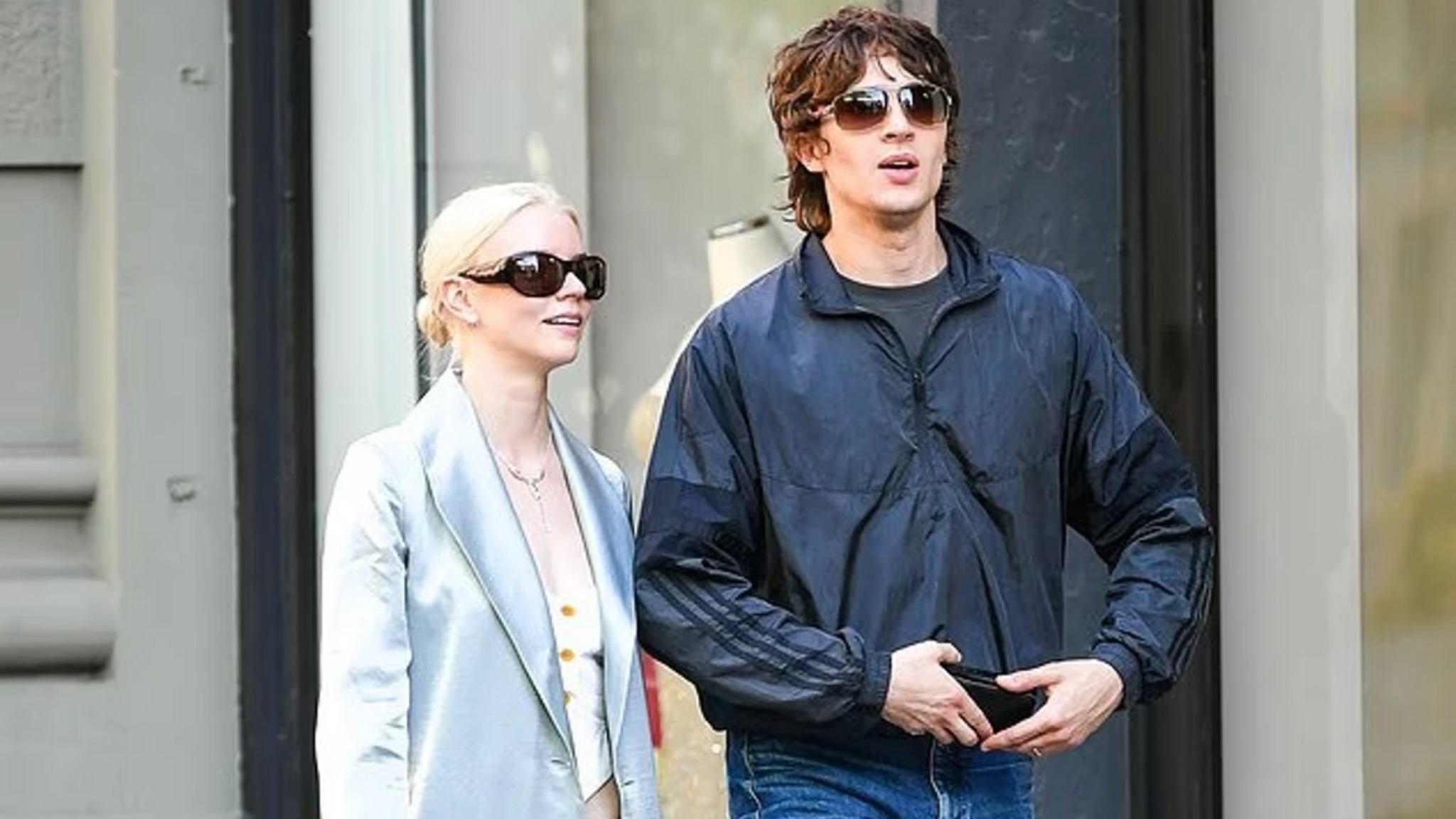 Anya Taylor Joy shfaqet e lumtur krah bashkëshortit  pasi rrëfeu bullizmin që përjetoi në fëmijëri 