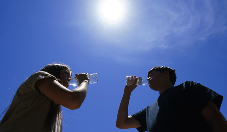 temperatura-te-larta-vera-nxehtesi-dielli-uji.jpg