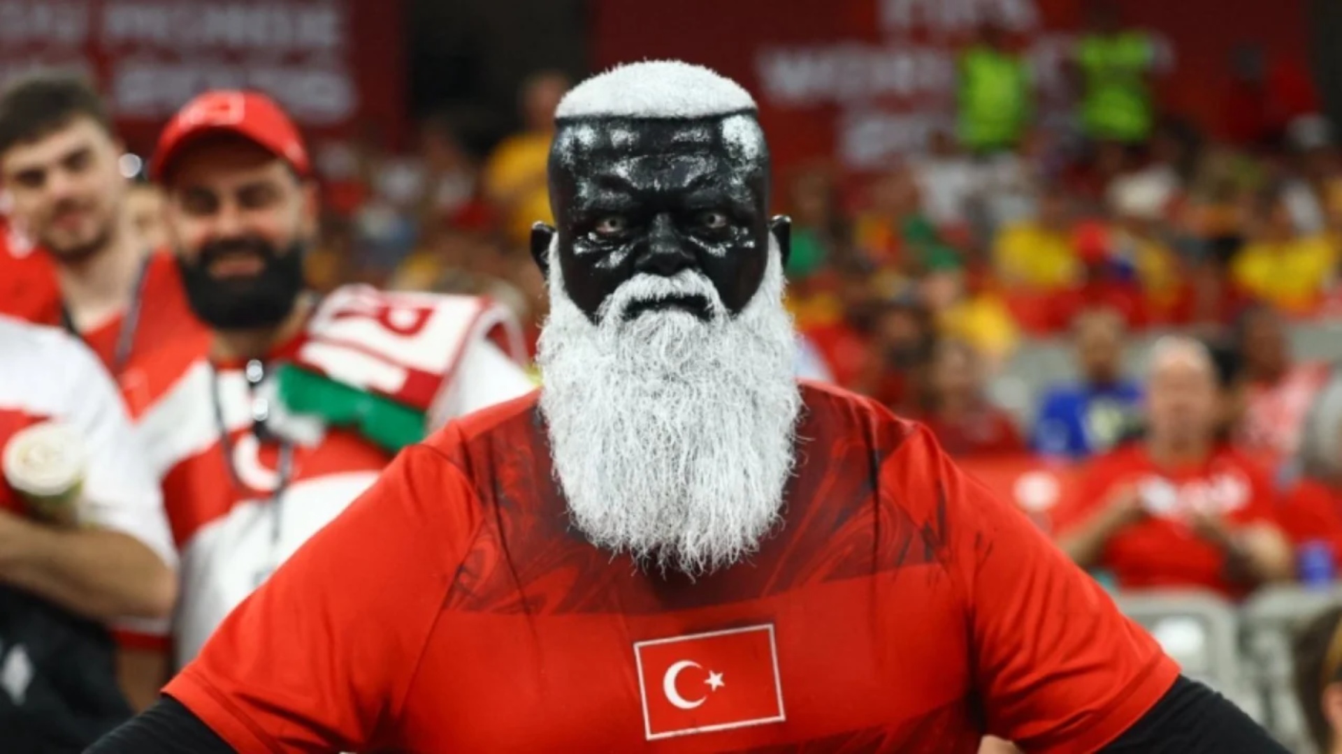 tifozi-me-i-frikshem-i-boterorit-ja-turku-qe-vodhi-shfaqjen-pavaresisht-humbjes-se-kombetares