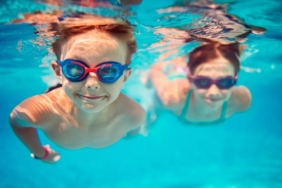 0_Happy-kids-swimming-underwater-in-pool_hd.jpg