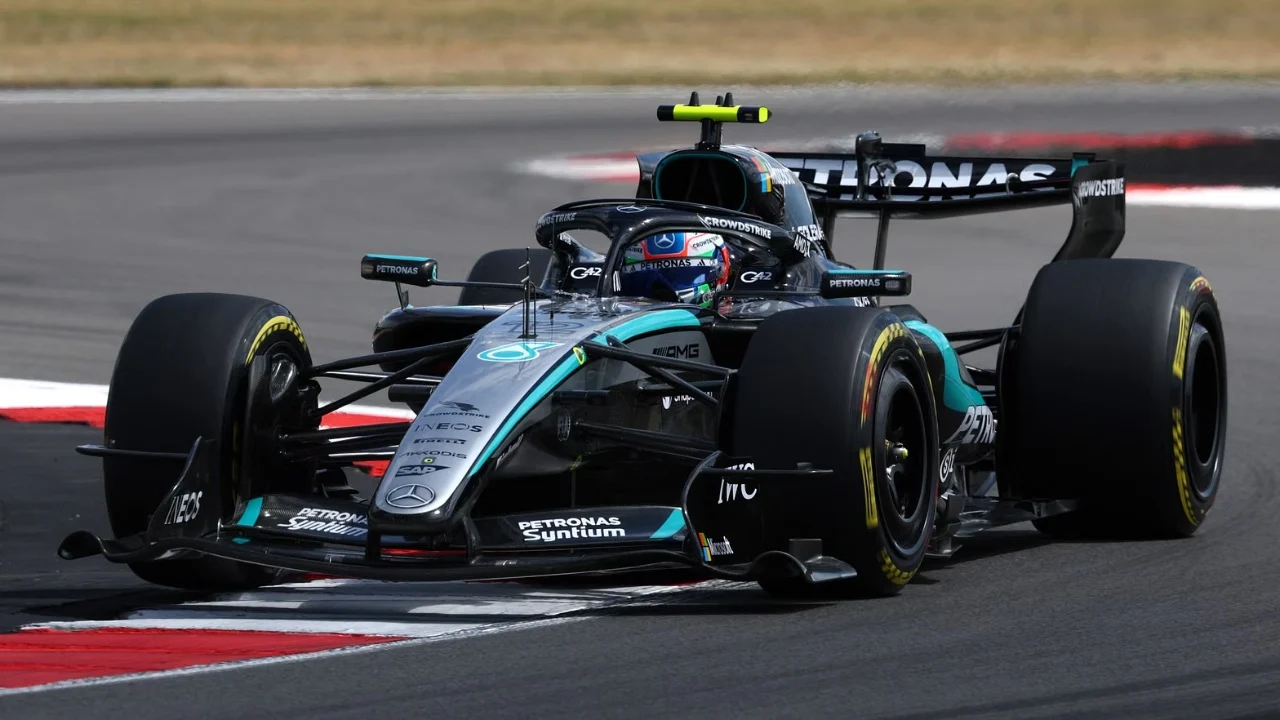 formula-1-zgjohet-kimi-antonelli-talenti-italian-le-pas-hamilton-dhe-fiton-sprintin-e-britanise