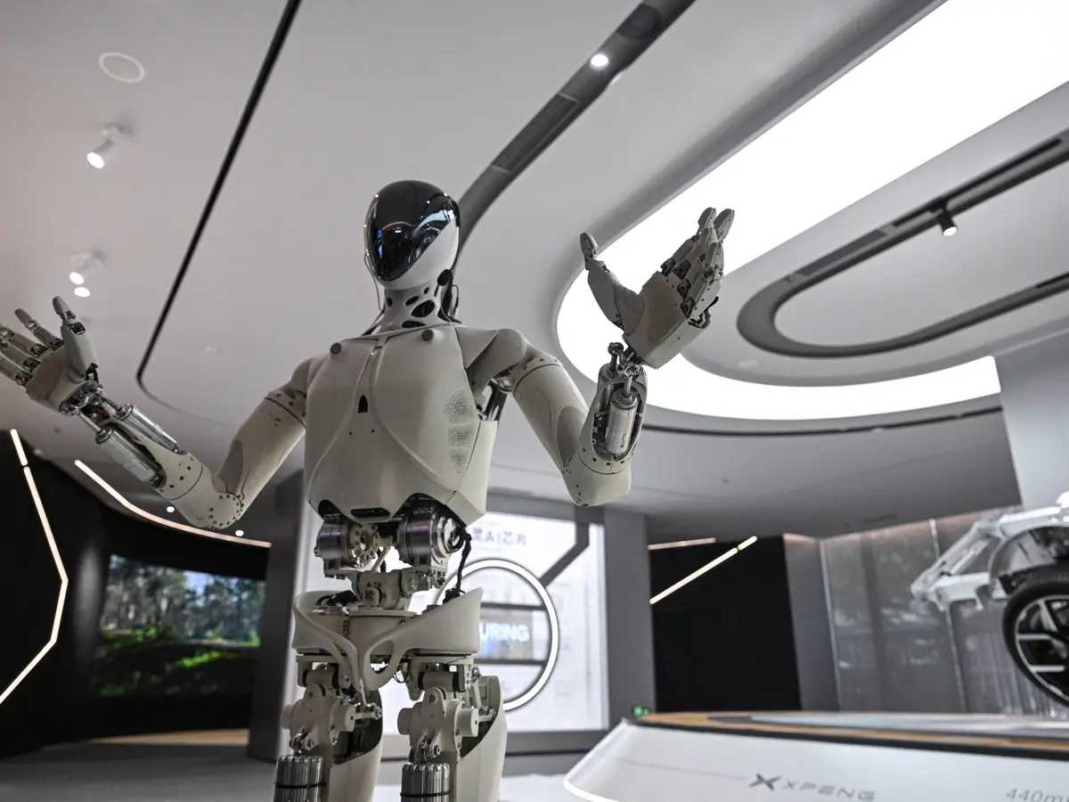 roboti-humanoid-kinez-qe-po-cmend-boten-13-mije-kerkesa-ne-24-ore